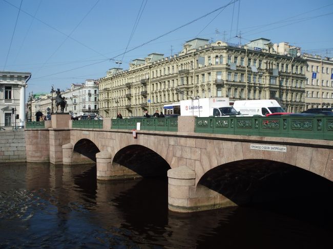 ホテルを出たのが遅かったので、太陽も西へ傾いていて…<br />ここがネフスキー大通り。<br />この辺のメインストリートです。