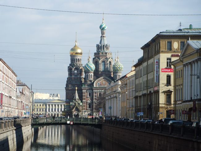 おっ、血の上の救世主教会だ。<br />やっぱ綺麗だなぁ〜。<br /><br />ロシアの教会は独特の建物で美しい。