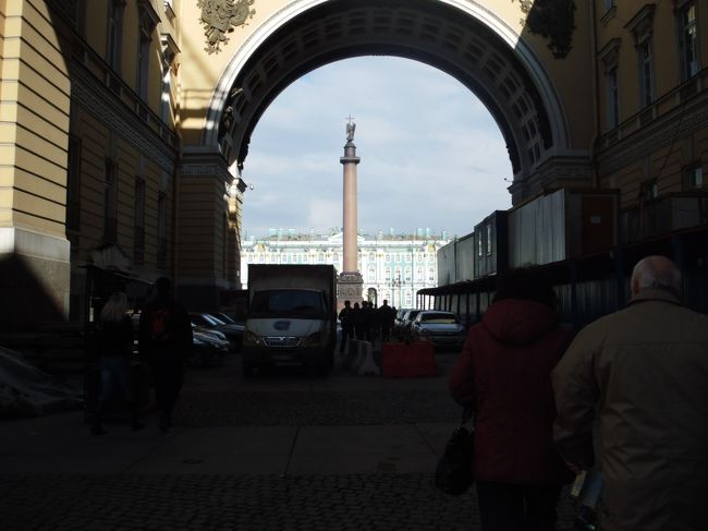 このゲートをくぐれば美術館。<br />あともうちょい。<br /><br />ホテルから徒歩で２０〜３０分。いいエクササイズになりました。