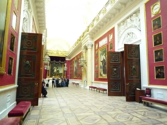 もともとエルミタージュ美術館の建物は、皇帝の冬の宮殿だったのでとても豪華絢爛！