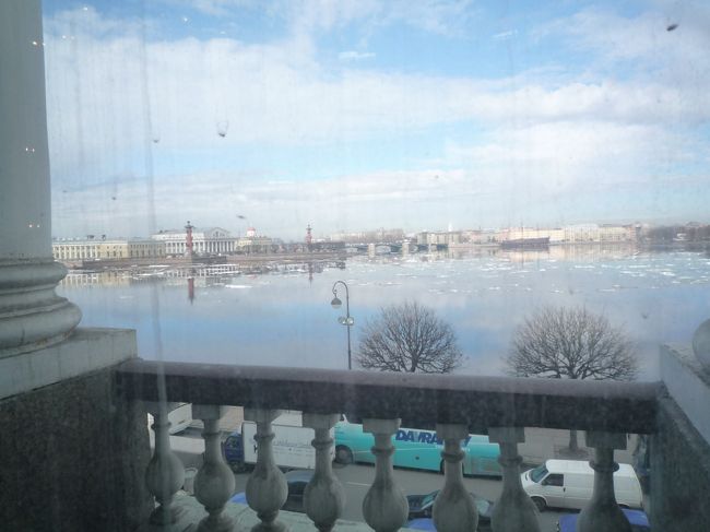 あまり窓が綺麗でなかったのでちょっと見にくいですが、まだ流氷が残っていました。