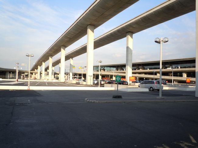 パリ着　２１時　１時間遅れです。<br />一人からか、飛行機のシートは、となりが空席でした。ちょっとラッキー！<br />さあ、これから市内へは、ロワッシーバス、乗り場へは表示に従い迷うことはありません。<br />バスストップまでに、インフォメーションをみてけて、ミュウジアムパス４日間を購入。４８ユーロ也。並ぶこともなく、この時間でも開いています。