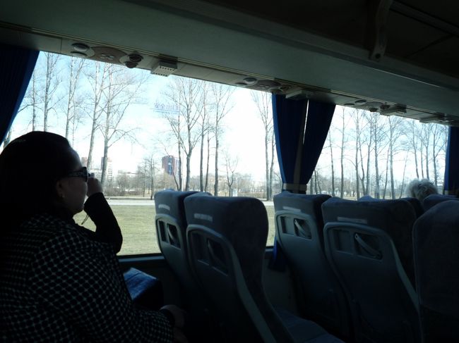 ささっ、次はプーシキン市へ。<br />エカテリーナ宮殿を見に行くために、ロシア人向けの現地ツアーに参加してみました。<br />もちろんすべてロシア語。<br />サッパリ分かりません。そんなバスの車内より。<br /><br />窓に張られたシール「安全出口」の文字が気になって。<br />ロシアにいるはずなのに不思議な感覚。<br /><br />