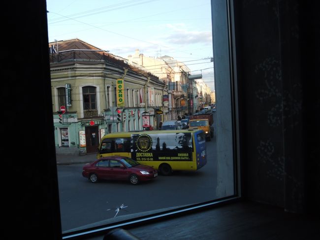 バスで再びサンクトペテルブルクに戻って、レストランへ。<br />今からロシア料理を食す！！