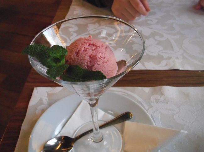 もうね、お腹パンパンだったんですけど、どれもこれもハンパないくらい美味すぎて、根性でデザートを注文。<br /><br />はち切れ寸前です。<br /><br />桑の実のアイス。<br />絶品でしたよ？？<br />写真にアップしてるだけで涎が・・・（笑）