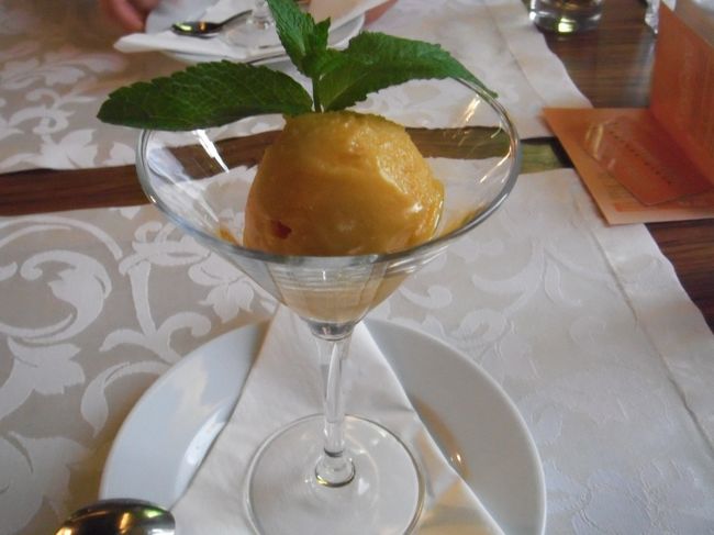 姉はマンゴーシャーベットを注文しておりました。<br />というか、私が無理矢理注文させました。<br /><br />たまらん美味しいです。<br /><br />もう、美味しいばっかりのコメントしか出来なくてすみません。<br /><br />でも本当に美味しいんです！（苦笑）