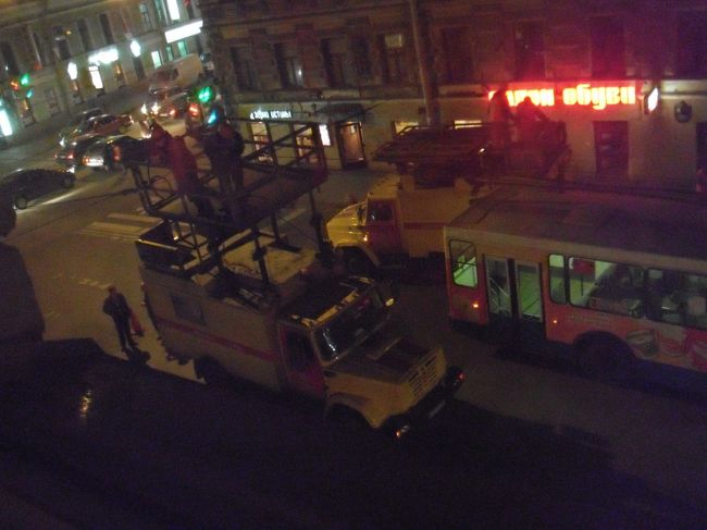 ホテルの部屋へ帰ると外がえらいことになっていました。<br />どうやら路線バスの電線？がショートしたらしい。<br /><br />でも１時間ぐらいでなおったようで、よかったよかった。<br /><br />充実した一日でした！！<br /><br />ロシア最高だ。