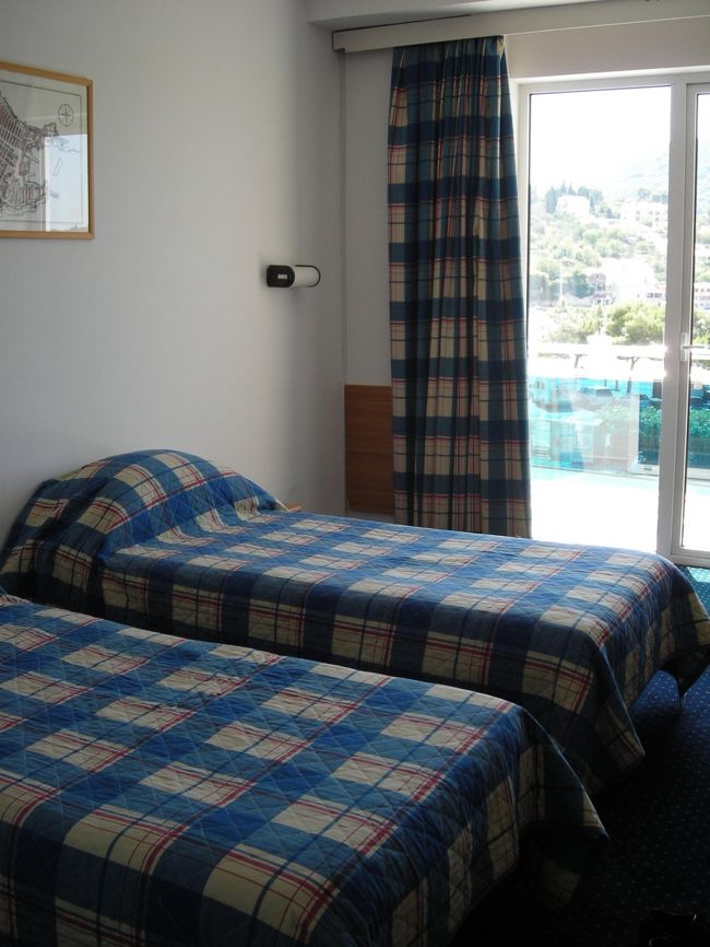 「Hotel Petka(http://www.hotelpetka.com/en)」。バスターミナルから旧市街に向かって徒歩５分ほどの場所です。Booking.comで予約。海側の部屋・朝食付き・１泊・150ユーロ。<br /><br />レセプションのスタッフは何やら慌ててる。異常事態発生か？<br />「I made a mistake」<br />少し前にチェックインした日本人カップルに間違えて海側の部屋の鍵を渡してしまったらしい。もう海側の部屋に空きがないそうな。とりあえず今晩は山側の部屋に泊まって下さい、翌日海側の部屋に変えますから。ちゃんとディスカウントもしますし・・と。<br />あらまあ・・仕方がない。<br />これは翌日に移動した海側の部屋。