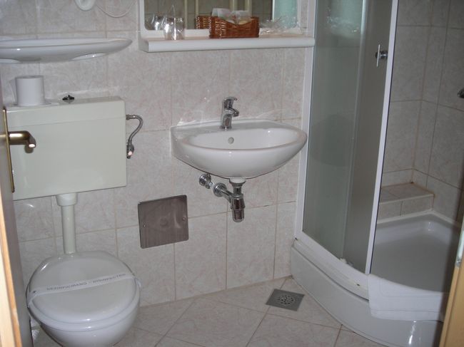 こじんまりとしたバスルーム。<br />シャワールームも狭いけど、ちゃんと仕切りがあるのを水が飛び散らなくて使いやすかったです。