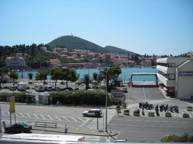 昼間はガンガンに日が射してカーテンが開けられなかったけど、大きな窓とバルコニーはやはりイイ！<br />目の前に見えるのはフェリー乗り場。日中は到着した人、出発する人でいっぱい。