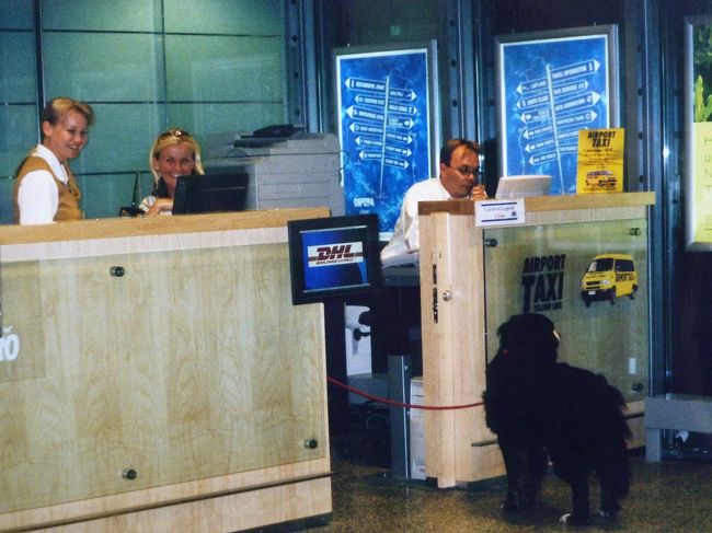 ヘルシンキ空港、サプライズド。カウンター前にワンちゃんがいた！税関の麻薬犬ではない。単なる黒犬でした。