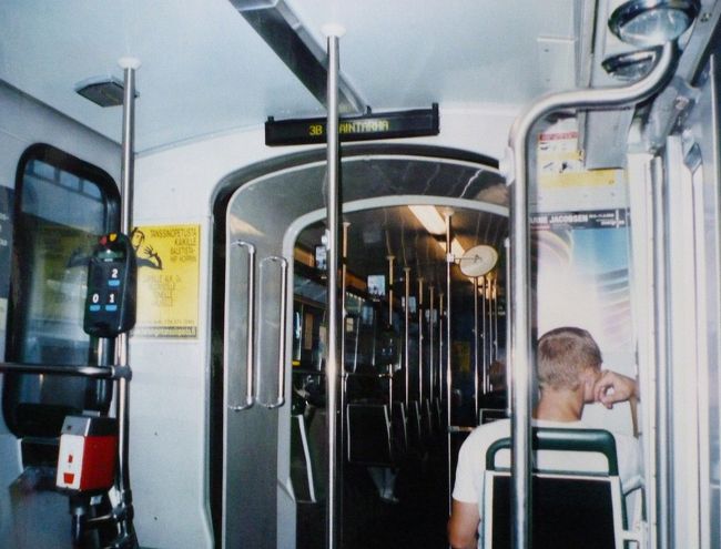 ヘルシンキの街角、トラム車内。