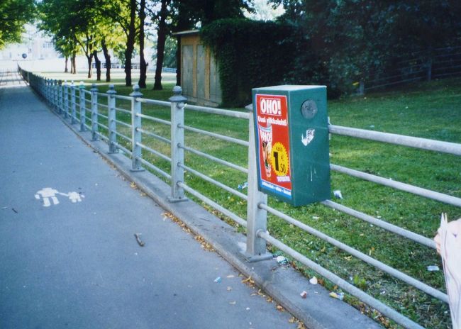 ヘルシンキの街角、親が子の手を引く歩道表示。