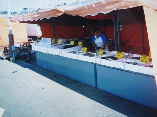 ヘルシンキの街角、マーケット広場。魚屋さん。