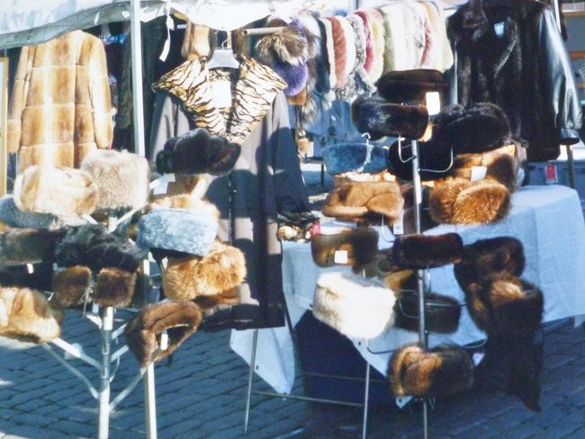 ヘルシンキの街角、マーケット広場。真夏に毛皮商品を売っていた。さすが冬の長い北欧の国、と思ってしまった次第！