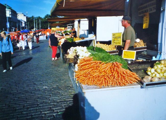 ヘルシンキの街角、マーケット広場。野菜、ニンジンが小さかったと思った次第。
