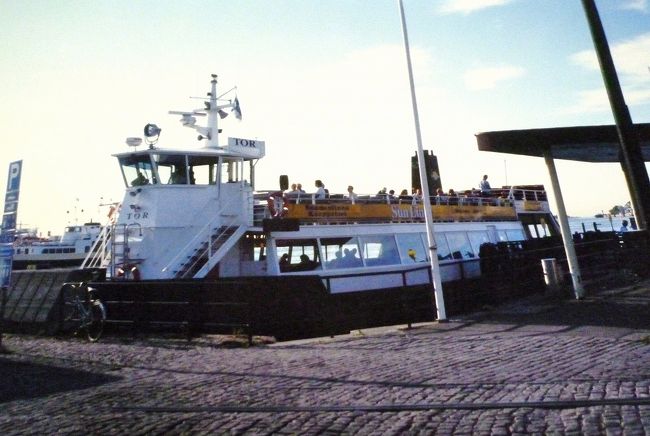 ヘルシンキの街角、マーケット広場横の埠頭。通勤に使われているフェリー。