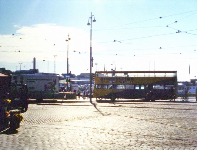 ヘルシンキの街角、観光バス。