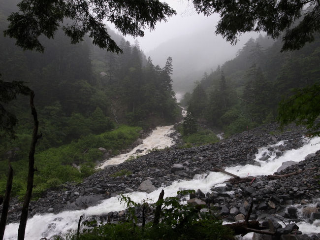 初日：天気は最悪。沢は増水。雨の中の山行のため、なかなかペースがあがらない。。。滝合は橋がかけてあり問題ないが、この次の南沢で増水し、渡ることができず。無理せず滝合避難小屋まで引き返す。