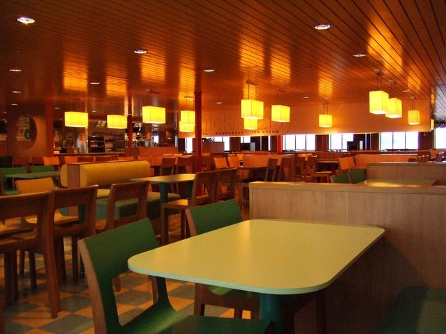 9階建てのとても大きなフェリー。<br />カフェ、レストラン、バー、そしてスーパーもありました。