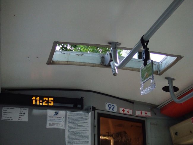 トラムで旧市街へ向かいます。<br /><br />天井オープンの箇所が！