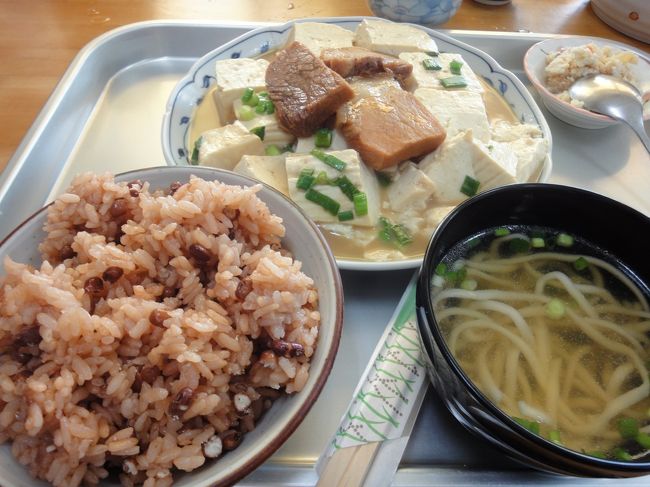 那覇空港についてレンタカーを借りてすぐに向かったのはランチ。<br />空港から15分くらいで到着。「海洋食堂」<br />ここでつくる豆腐をたっぷり堪能できます。ボリューム満点！<br />ごはん残しました・・・。地元のお客さんでいっぱい。<br />人気です。これは豆腐定食。