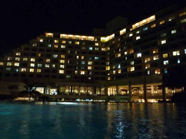 ホテルへ戻ったら速攻でプールへ！<br /><br />プールの営業は１０時までだったから急いで着替えて行きました。<br /><br />私たちの他には金髪の男性が１人だけでほとんど貸し切り状態♪<br /><br />プールは海に面してるのでプールに浮いていると波の音が聞こえてまるで海に浮いているみたいで最高に気持よかったです。<br /><br />プール横にあったジャグジーもとってもよかったです。<br /><br />癒された後は部屋へ戻って酒盛りでした☆