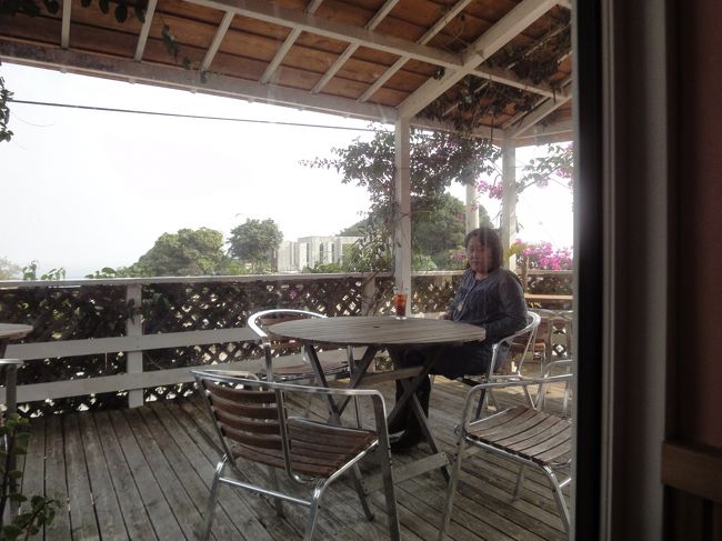 ひととおり歩いてお茶したくなったので、来るときにみつけたカフェへ。<br />ほぼ貸し切りで、テラスから久高島が見える。素敵！「JYO　GOO」という<br />自家焙煎のカフェだけあって、コーヒーがめちゃおいしかった！