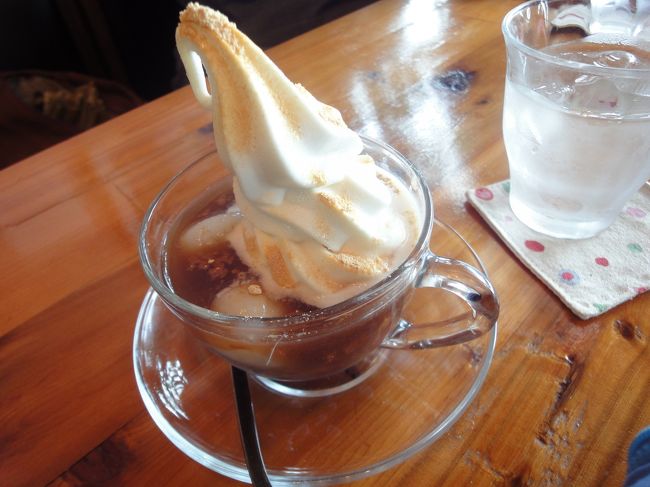 ソフトクリームがのった白玉ぜんざいは甘さ控えめ。<br />静かで人もいないのでついつい時間忘れてのーーんびりしちゃいました。