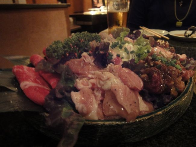 免税店を満喫。あっという間に夕食。<br />夕食は前回からお気に入りの国際通りの近く「炭火焼と泡盛　玄」<br /><br />ここは予約する価値あり！安いしおいしい！<br />こらはお肉の盛り合わせ。