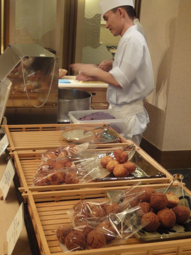 張り切って朝食。アリビラがお気に入りのわけは朝食が美味しいから！<br />今回は和食「佐和」へ行ったのだがすでに満席で30分まち。<br />人気だな、1月平日なんだけど・・・。<br />入口では揚げたてサンダギーが売っているのですが、これは中で<br />好きなだけ食べられるのだ。