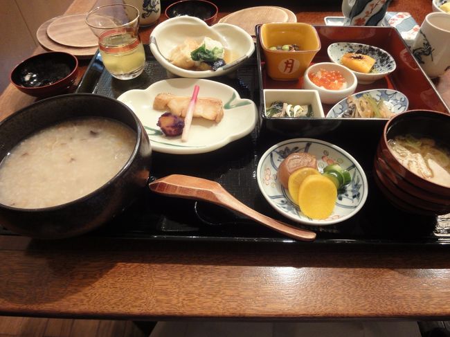 いよいよ席へ。<br />わくわくする品ぞろえ！おかゆかごはんを選べます。これはおかゆ。