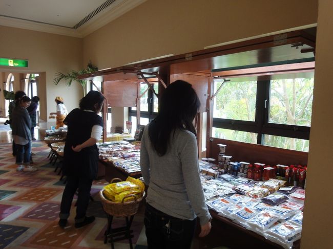 ホテルで朝市？おみやげが並びます。