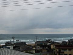 湯野浜でのお宿は“はまあかり潮音閣”

部屋からは荒れた日本海。聞けばここ３日間遊泳禁止の赤旗だそう。
目的の一つ、海水浴は断念して、夕食まで周囲をお散歩。