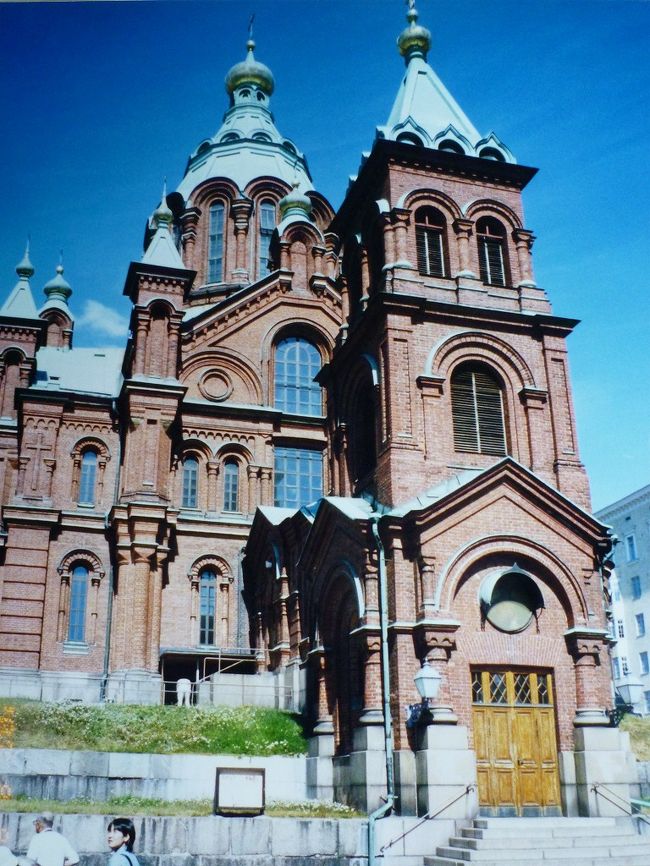 ヘルシンキの街並み、ウスペンスキー寺院。ロシアの建築家、 ゴルノスタイッフの設計で1868年に完成したビザンチン・スラブ様式のギリシャ正教会。13個の黄金色のキューポラ（丸天井）がある。赤レンガの半球天井や、テンペラ画のキリストと12使徒の壁画がある。