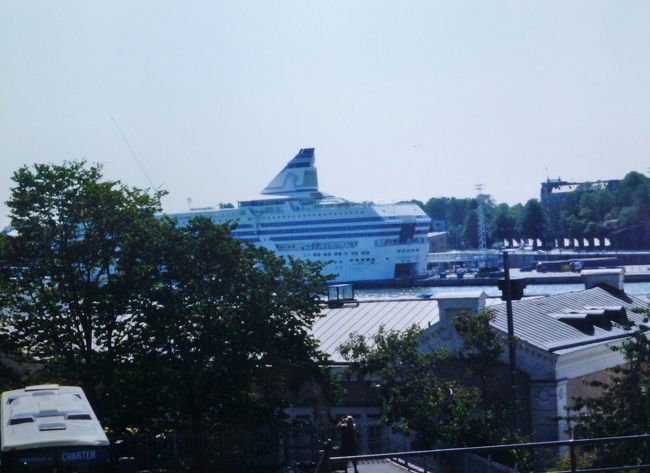 ヘルシンキの街並み、ウスペンスキー寺院前からの眺望。中央にシリヤラインのフェリーが見える。