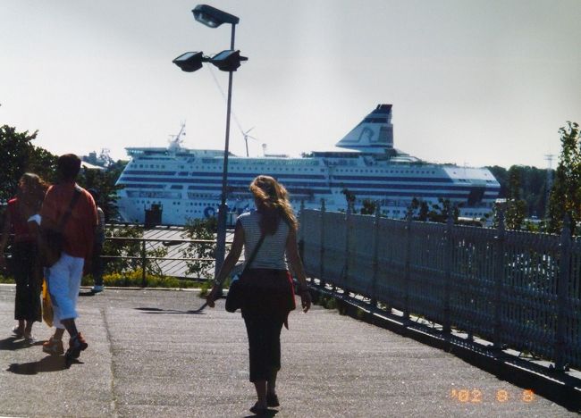 ヘルシンキの街並み、ウスペンスキー寺院前からの眺望。中央にシリヤラインのフェリーが見える。