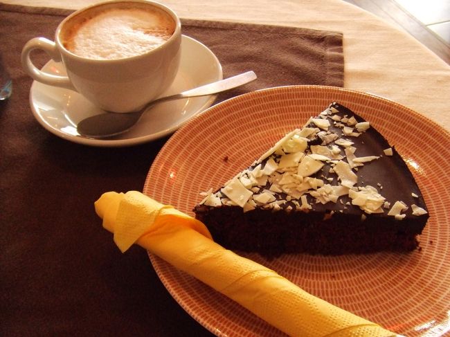 チョコレートケーキをお昼として。<br />ここはチョコレート屋さんでもあり、<br />ショーケースには一粒チョコレートが並んでいました。<br />夏以外なら、お土産にしたいところ。