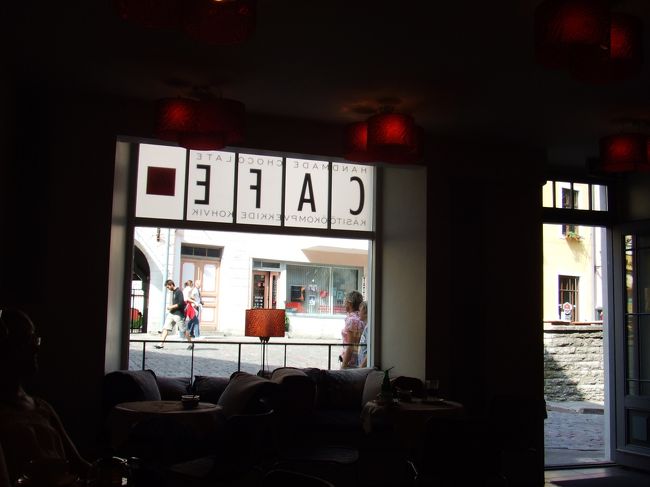 途中、4人グループが入ってきて、<br />エスプレッソをあおって、ものの数分で出て行きました。<br /><br />イタリア人？