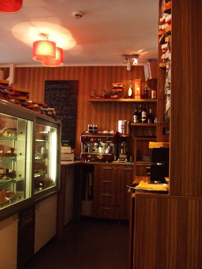 ここで、私は大関把瑠都の切り抜き（わざわざ仕込んでいった）<br />を店員の若い女の子に見せる、という挑戦をしました。<br />「テレビで見て知ってる。頭が面白いよね。」との事。<br />良かった！やはり祖国でも有名なんですね。<br />