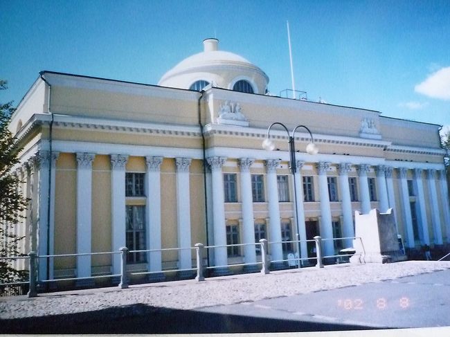 ヘルシンキ大学図書館、ロシア様式建築。C.L.エンゲルの設計により1840年に完成した。 