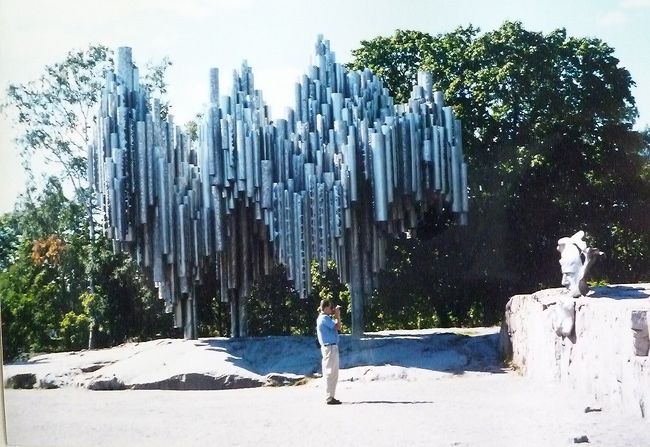 ヘルシンキの街並み、シベリウス公園。2007年に没後50年を迎えたヘルシンキ生まれの作曲家、ヤン・シベリウスの業績を記念して造られた。公園の中央に女流彫刻家、エイラ・ヒルトゥネンにより1967年に造られた御影石製のシベリウスのマスクの彫刻とステンレスパイプのモニュメントがある。