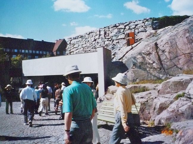 ヘルシンキの街並み、テンペリアウキオ教会。福音ルーテル派の教会。スオマライネン兄弟によって設計され、1969年に完成した。固い岩石を5‐10?掘り下げ、天井は直径24?の銅製のドームで囲まれており、「岩の教会」とも呼ばれる。<br />