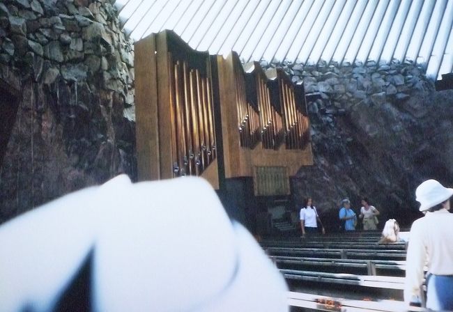 ヘルシンキの街並み、テンペリアウキオ教会。