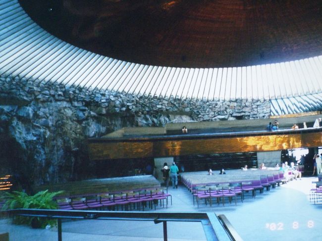 ヘルシンキの街並み、テンペリアウキオ教会。