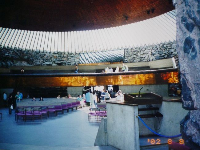 ヘルシンキの街並み、テンペリアウキオ教会。