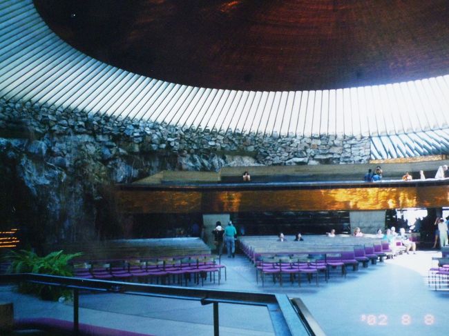 ヘルシンキの街並み、テンペリアウキオ教会。