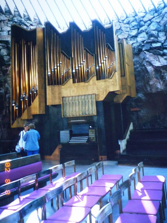 ヘルシンキの街並み、テンペリアウキオ教会。