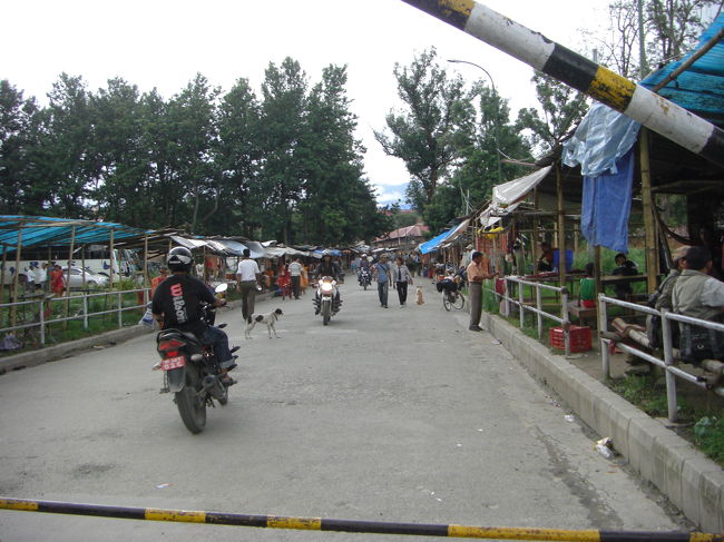 パシュパティナートの入り口付近。この辺りは、空港からタメル地区に向かうときにも通りますが、最高に混雑の激しい地点です。もう少し交通ルールを守れば、混雑も減ると思うのですが…。