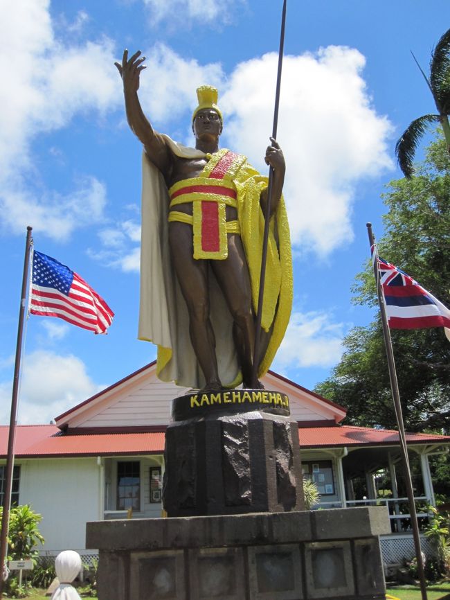 「南の島の大王はぁ〜　…　風が吹いたら遅刻してぇ〜　雨が降ったらお休みでぇ〜　…」<br /><br />ってこの歌の主人公はカメハメハではなくハメハメハだそうです。<br /><br />３０年間誤解して生きてきた。。<br />カメハメハさんごめんなさい＞＜。